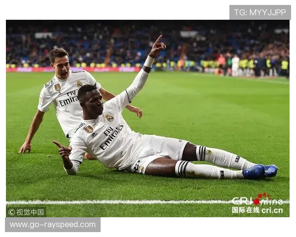 维尼修斯主罚点球冷静推射，伯纳乌球场响起热烈欢呼